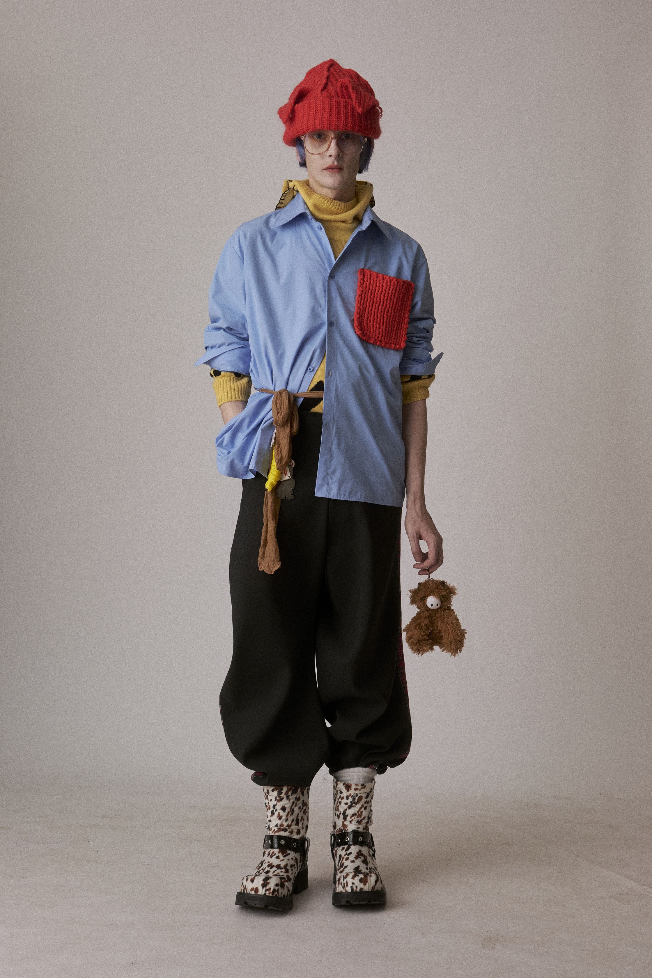 Charles Jeffrey Loverboy 2026秋冬继续以“童话式反叛”挑战性别与规范，苏格兰格纹、手工针织、玩偶配饰与夸张头饰构成近乎戏剧化的造型语言。服装在稚拙与暗黑之间游走，像一场带有朋克精神的成人童话，表达边缘身份的自我认同与情绪释放。这不是可被轻易驯化的时装，而是一种对主流秩序的持续挑衅-顽石频道趋势研究